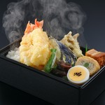 ☆大きな海老天重弁当☆　味噌汁付き
大きな海老が３本と季節のお野菜の天ぷらが贅沢なお弁当、発熱容器でいつでも暖かくお召し上がり頂けます。【2,000円】
