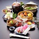 お昼の会席料理、一品一品器に盛られた月ごとに内容の替わる季節料理は全八品、お昼だけの特別コースです。