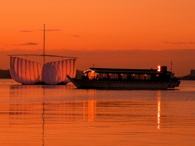 料亭の屋形船で優雅な船遊び