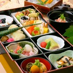 上棟祝、新築祝、慶事、法事、ご接待などの特別な御席に、料亭の味をそのままにお届け致します。
会席料理の流れを余すところなくお弁当お愉しみください。