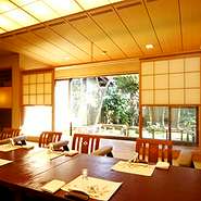 大きな窓から中庭をご覧いただける掘りごたつ形式の部屋。