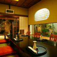 樹齢推定300年の楠の木を窓越しに望む
掘りごたつ形式のお部屋
4名～8名様でご利用可能