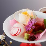 季節を味わう日本料理、月ごとに変わる旬の食材で彩る会席料理は全九品目、ご接待、お祝いの御席にどうぞ