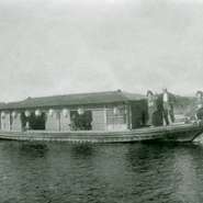 明治後期頃霞ヶ浦で運航されていた屋形船
だんな衆の粋な船遊び
霞月楼が土浦・霞ヶ浦の優雅な船遊びを復活させます。
