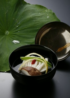会席料理の『煮物椀』は、味の決め手となる出しがものをいう