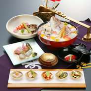 受け継がれる伝統的な技術と、時に日本料理の枠を超えた食材を使うなどの斬新なアイディア。料理だけではなく、季節を捉えたお部屋のお花や美術品などの設え。五感全てに通じるおもてなしの心をご堪能ください。