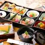 上棟祝、新築祝、慶事、法事、ご接待などの特別な御席に、料亭の味をそのままにお届け致します。【7,000円】
会席料理の流れを余すところなくお愉しみください。
※　お召し上が後の容器は回収にお伺い致します。