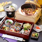 料亭の職人の技を彩り豊かに６マスのお料理と前菜やデザートで表現致します。
上棟祝、新築祝、慶事、法事、ご接待などの特別な御席にご利用ください。
※　お召し上が後の容器は回収にお伺い致します。【5,000円】