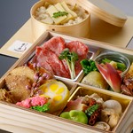 厳選された季節の食材をふんだんに盛り込んだ彩り豊かなお弁当【3,500円】
おもてなしのお席、会議、接待などビジネスシーンにも御活用頂けます。
※　お召し上がり後のお弁当容器は、可燃ゴミとして廃棄頂けます。