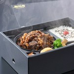 ☆A5ランクの飯村牛のすき焼き弁当☆
土浦産A5ランク黒毛和種「飯村牛」のすき焼きを、発熱容器でいつでも温かくお召し上がり頂けます。【3,000円】
※　お召し上がり後のお弁当容器は、可燃ゴミとして廃棄頂けます