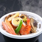 ☆具だくさんの贅沢食材釜飯弁当☆【2,600円】
ずわい蟹や牡蠣・車海老など贅沢食材が満足な釜飯弁当。発熱容器でいつでもアツアツでお召し上がり頂けます。
発熱容器でいつでもアツアツでお召し上がり頂けます
