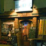 大町から七日町につづく歴史的な通りと面し、瓦屋根ではあるが洋風なたたずまい。