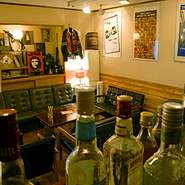 全席ソファー席でまるで宅飲み気分になる2F席。パーティースペースとして人気があります。