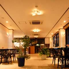 店内はひろびろと落ち着いた空間