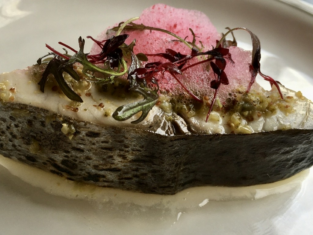 さわらのしっとり焼き　ビーツの泡添え