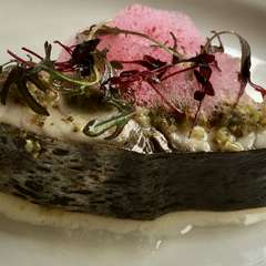 さわらのしっとり焼き　ビーツの泡添え