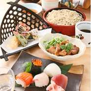 手鞠寿司・茶碗蒸し・お椀・小鉢・蕎麦・天麩羅盛・地鶏かえし焼き・お漬物