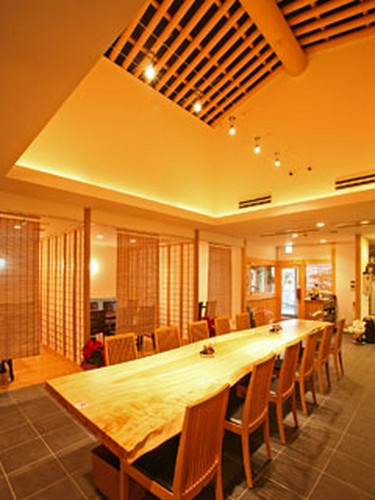 大テーブルは、国産　栃の一枚板、太丸太の吹き抜け天井