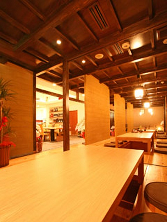 お座敷席（掘りごたつ式）足が伸ばせます！