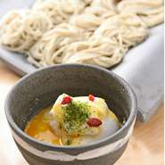 常に旬の食材を使い、盛り付けにも工夫し季節感を出すように心がけています。また和食器に限らず、ガラス器も取り入れて涼しさを演出することもあります。「季節」を「創造」する。「季創り」を常に心がけています。