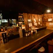 木のぬくもりあふれるウッディーな純和風の店内は落ち着いた雰囲気で隠れ家的。温かみのある店内でお寛ぎください。