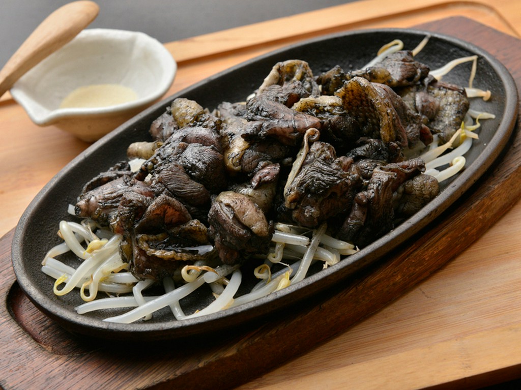 炭火で豪快に焼き上げる、芳ばしい『赤鶏の炭火焼き』