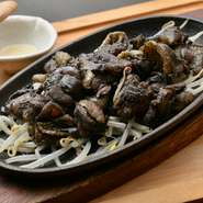 上質な鶏肉に、じっくりと味を染み込ませてから焼きあげています。味付けにつかう出汁も鶏ガラから引いた出汁をつかい、鶏の旨味がギュッと濃縮された芳ばしい一品に仕上げました。