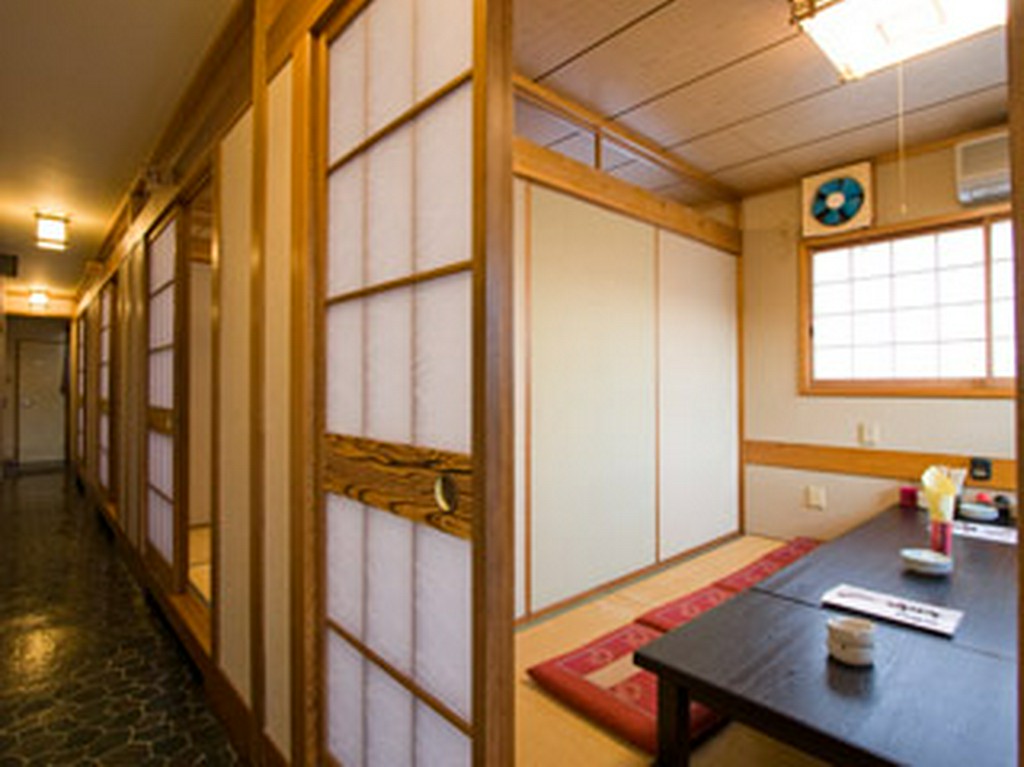 ゆったりと料理とお酒を楽しめる、純和風の落ち着いた佇まい