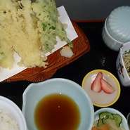 天ぷら・小鉢・御飯・茶碗蒸し・香の物・味噌汁・ミニデザート
