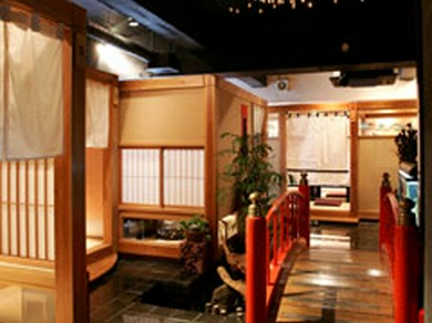 満天の星空と赤い橋を渡ったその先にある寛ぎの空間