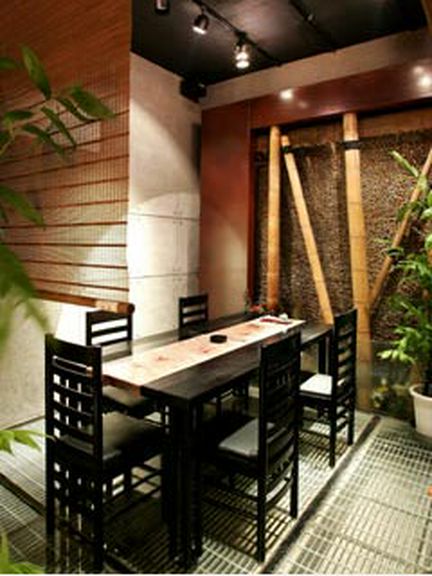 気の合う仲間との会食に最適なテーブル席もご用意致します