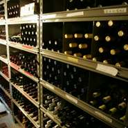 地下ワインセーラに約6000本ものワインを、光、湿度、温度の適正環境で保管しています。
