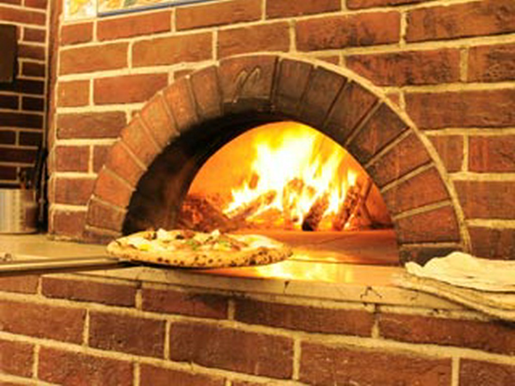 自家製チーズで焼き上げる本物のピッツァが人気です