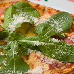 生ハムとルッコラのピッツァ