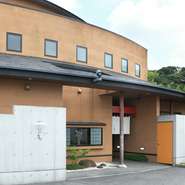 館山自動車道富浦インターから車で10分。房州の観光名所・館山城が望める【いづ喜】は、鰻をはじめとする日本料理が自慢のお店。創業以来受け継がれる鰻のたれは、50年間継ぎ足してきた伝統の味が美味と評判です。