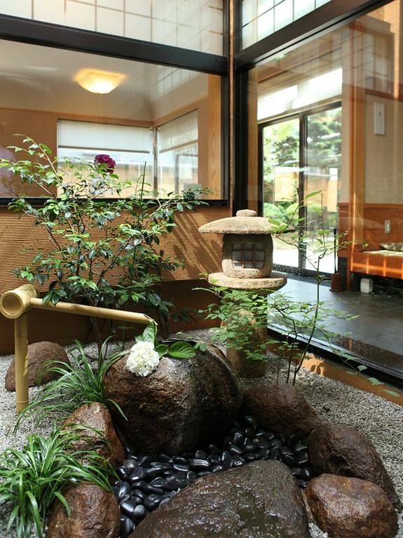 店内に設けられた緑豊かな中庭が、落ち着きの空間を演出