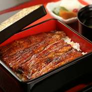 関東を誇るブランド鰻「坂東太郎」を使った『鰻』は、脂が口の中でさらりと溶け、まろやかなうま味が絶品。背開きで白焼き後に蒸して再度焼いているので、ふわっと柔らかな食感と旨みが堪能できます。