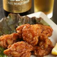 ビールのお伴にも、ご飯のおかずとしても大人気の定番メニュー。隠し味に鰻の秘伝のたれと酢を使っているので、さっぱりと清涼感のある甘さがヤミツキになるとか。万人に愛される味わいが魅力の一皿です。