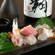 地元漁港をはじめ、近郊湾でその日水揚げされた鮮魚を使った『刺身の盛り合わせ』は、その鮮度が自慢。中には、捌く瞬間まで生きていた魚も。旬の味覚がたっぷりと味わえます。
