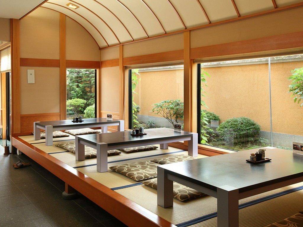 大きなガラス窓に面する1階座敷