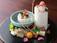 手作りにこだわり、季節の素材を活かしたコース料理は、毎月メニューが変わります。鰻付き。
