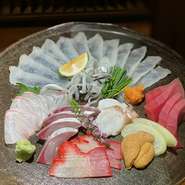 その日のうまいネタを大将が考えて盛り合わせます