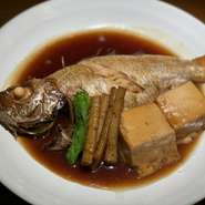 のどぐろ、マナかつお、金目鯛など毎日の仕入れによって変わりますが、その日お勧めの魚をご用意いしています。
日替わりメニューにてご確認ください。