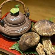 仕入れによりますが、岩手産や山口産の松茸で提供させていただきます。出会いもののハモと一緒に秋の味覚をお楽しみください。