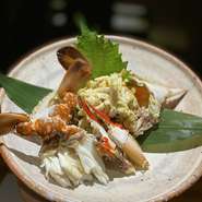 豊前海のワタリガニを食べやすいようにほぐして提供します。