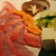 玄界灘の金目鯛を贅沢に軽く炙って厚切りしゃぶしゃぶ。金目鯛の頭でとった出汁がまた、最高です。※3日前までの要予約