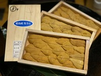 ８月、9月の2か月間だけ漁が許された地元小倉の赤ウニです。粒が大きく、濃厚です
