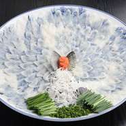 コース内容　　とらふぐ皮酢・とらふぐ刺し・ふぐ唐揚げ・茶碗蒸し・とらふぐ鍋・雑炊・デザート　