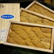 ８月、9月の2か月間だけ漁が許された地元小倉の赤ウニです。粒が大きく、濃厚です。