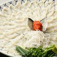 北九州の冬の味覚といえば、やはり【とらふぐ鍋】この金額と量でなぜできるかというと、ふくとくは魚屋も経営してるから。 